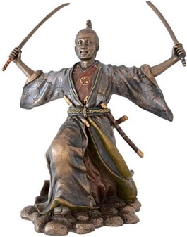 SAMURAI FIGUR. Bronze skulptur af japansk kriger med to sværd