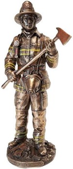 GAVE TIL BRANDMAND. Figur af brandmand i hjelm og med en øks i hånden